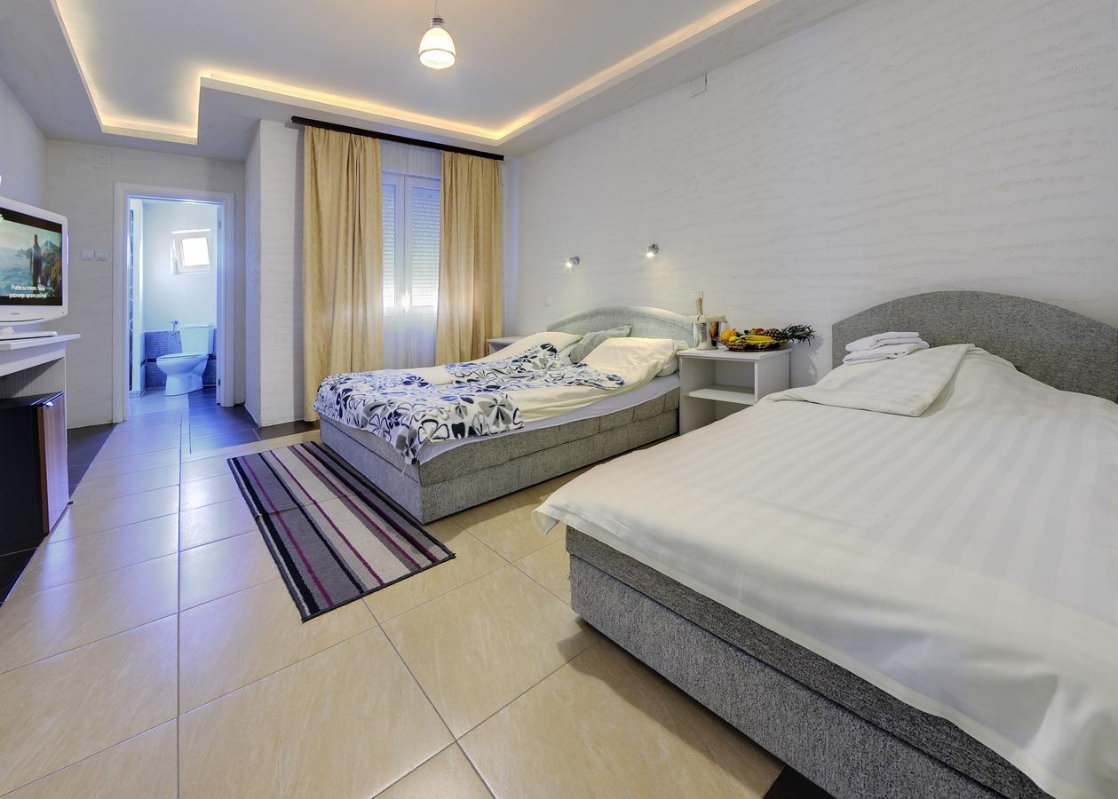 Vila Etna Hotell Ugrinovci  Rom bilde