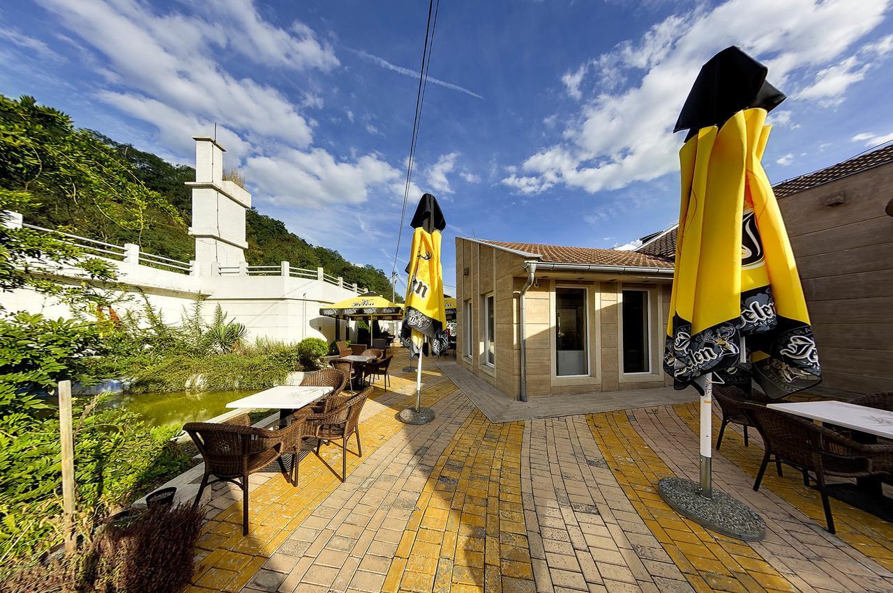 Vila Etna Hotell Ugrinovci  Rom bilde