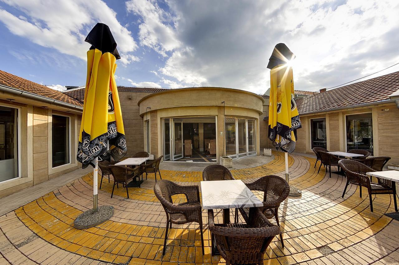 Vila Etna Hotell Ugrinovci  Rom bilde